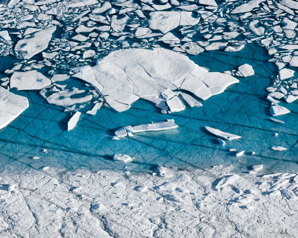 Climate change effects in Greenland registered by the aerial photographs of Tom Hegen