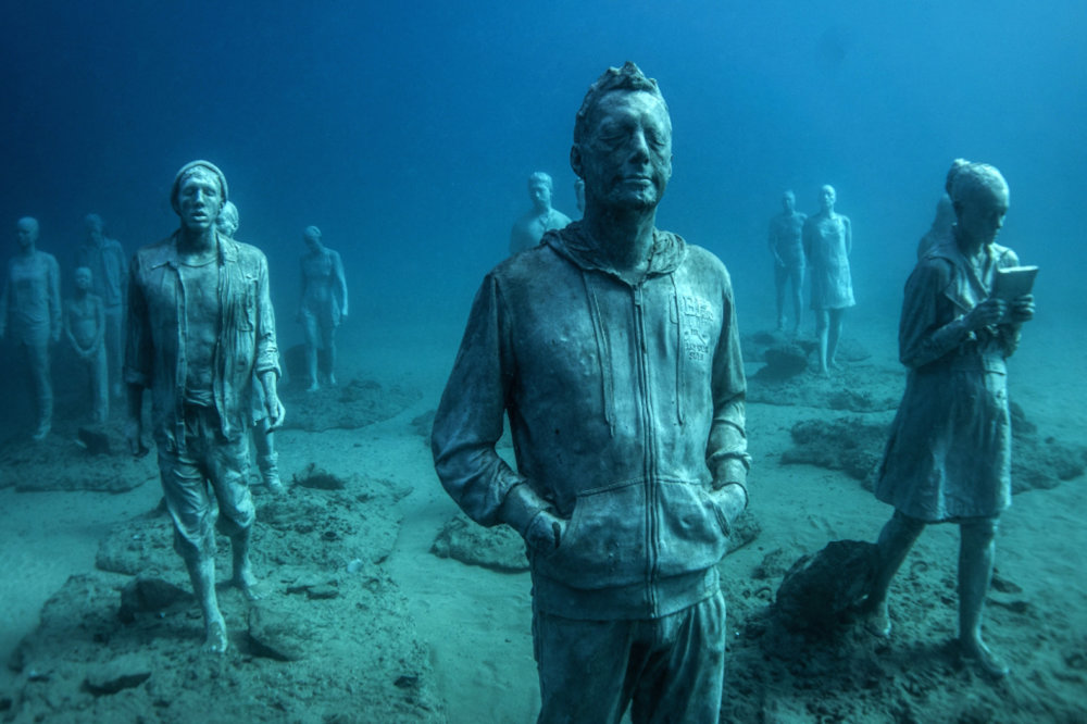 Superb Art Interventions With Underwater Figurative Sculptures By Jason Decaires Taylor 1