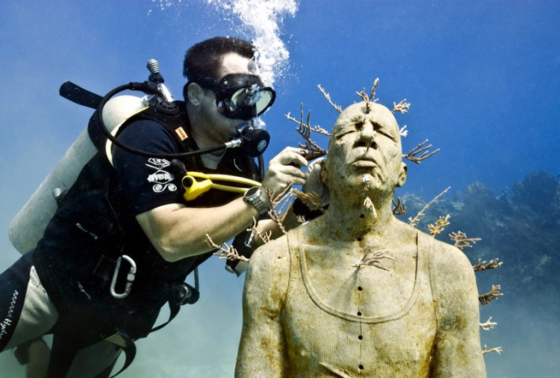 Superb Art Interventions With Underwater Figurative Sculptures By Jason Decaires Taylor 11