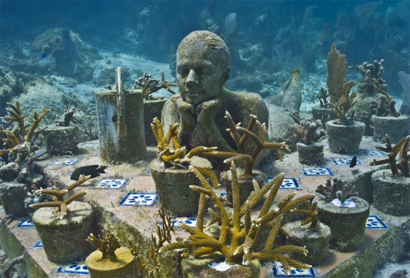 Superb Art Interventions With Underwater Figurative Sculptures By Jason Decaires Taylor 13