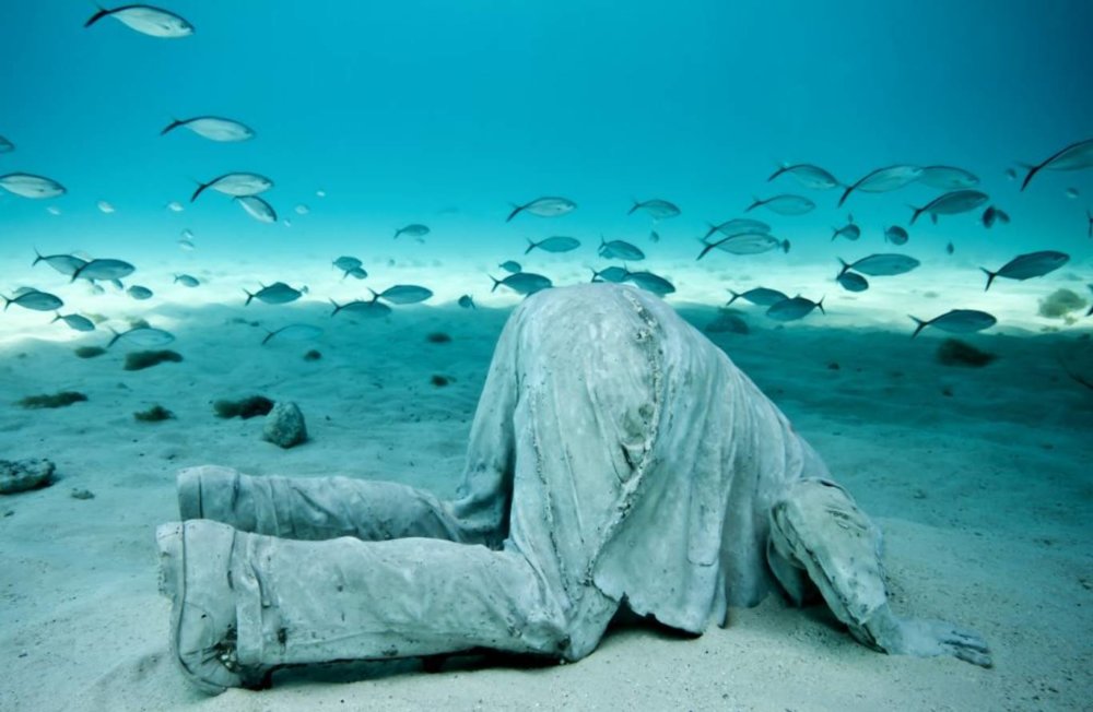 Superb Art Interventions With Underwater Figurative Sculptures By Jason Decaires Taylor 14