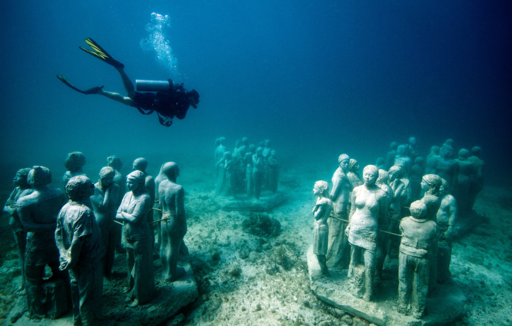 Superb Art Interventions With Underwater Figurative Sculptures By Jason Decaires Taylor 15