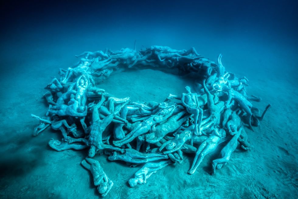 Superb Art Interventions With Underwater Figurative Sculptures By Jason Decaires Taylor 16