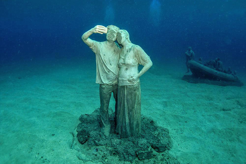 Superb Art Interventions With Underwater Figurative Sculptures By Jason Decaires Taylor 18