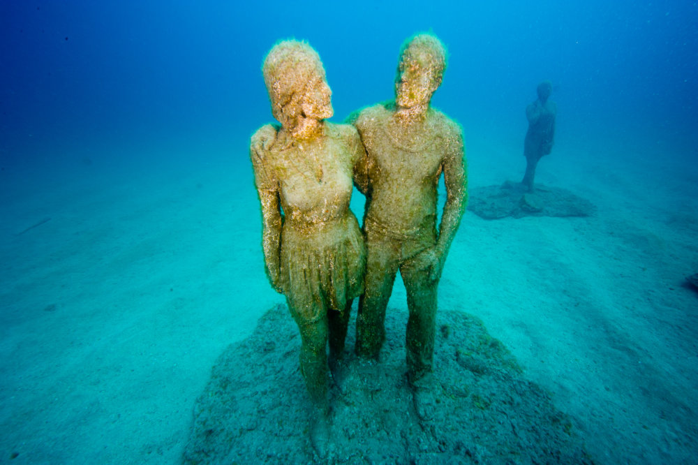 Superb Art Interventions With Underwater Figurative Sculptures By Jason Decaires Taylor 19
