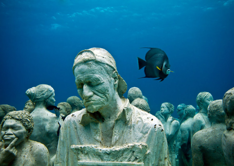 Superb Art Interventions With Underwater Figurative Sculptures By Jason Decaires Taylor 2
