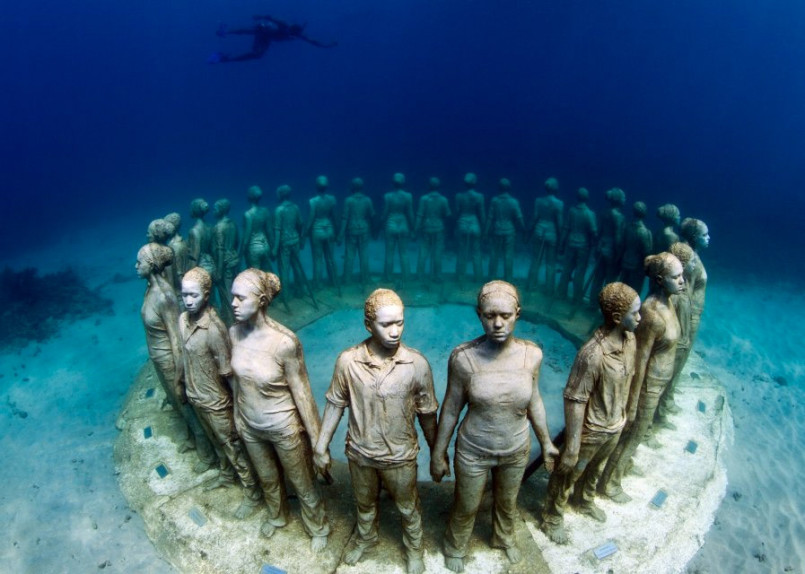Superb Art Interventions With Underwater Figurative Sculptures By Jason Decaires Taylor 3