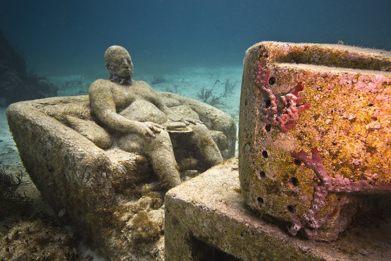 Superb Art Interventions With Underwater Figurative Sculptures By Jason Decaires Taylor 6