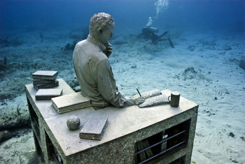 Superb Art Interventions With Underwater Figurative Sculptures By Jason Decaires Taylor 9