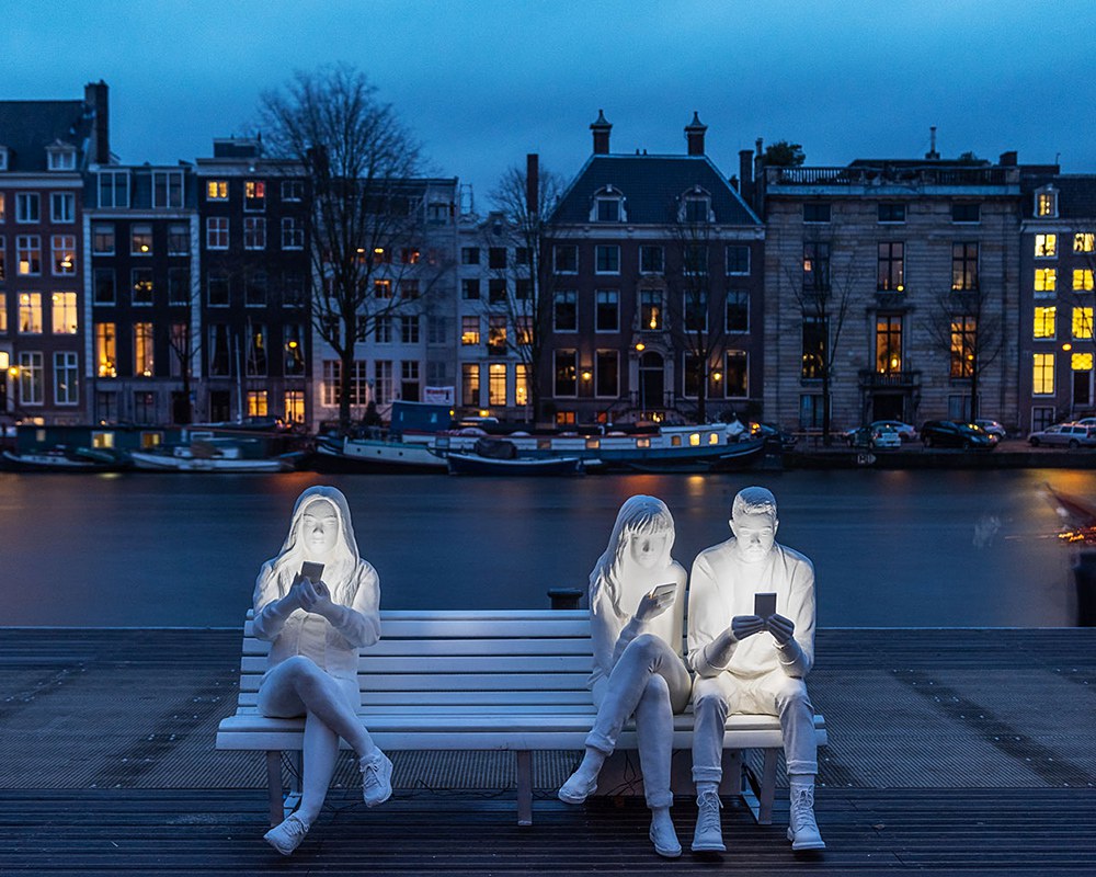 Absorbed By Light Sculptures About Smartphones Addiction By Karoline Hinz And Gali May Lucas 1