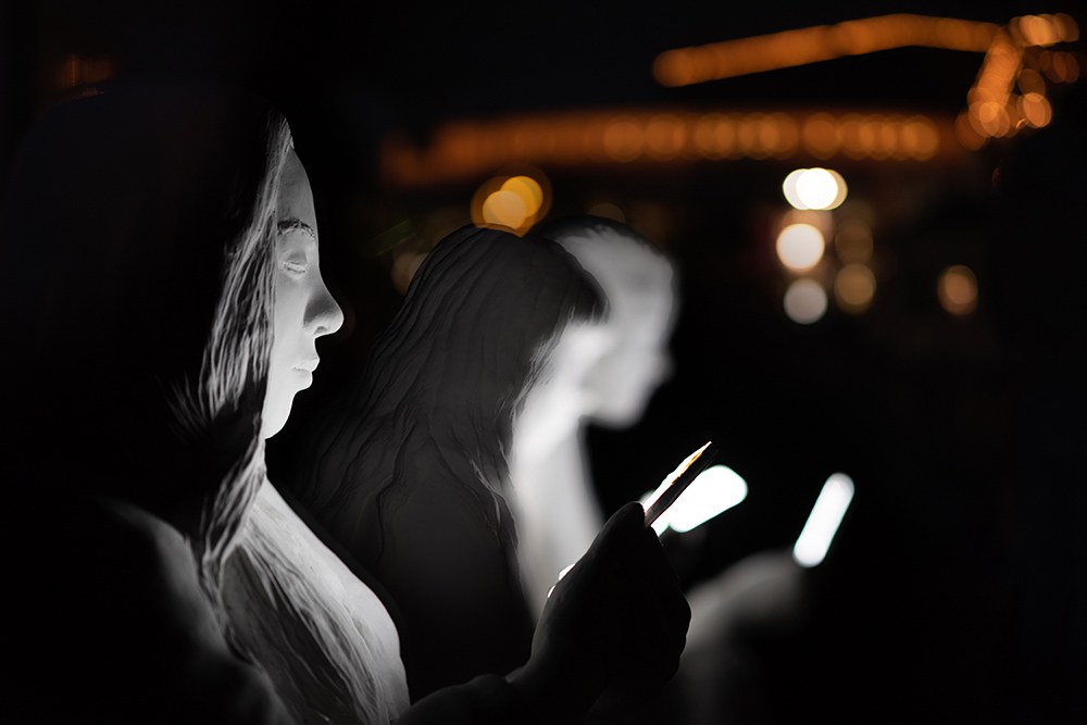 Absorbed By Light Sculptures About Smartphones Addiction By Karoline Hinz And Gali May Lucas 3
