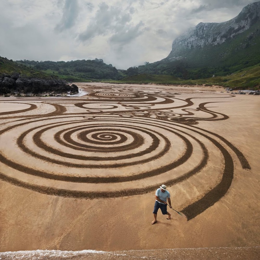 Swirling: the impressive environmental art in large-scale of Tony Plant