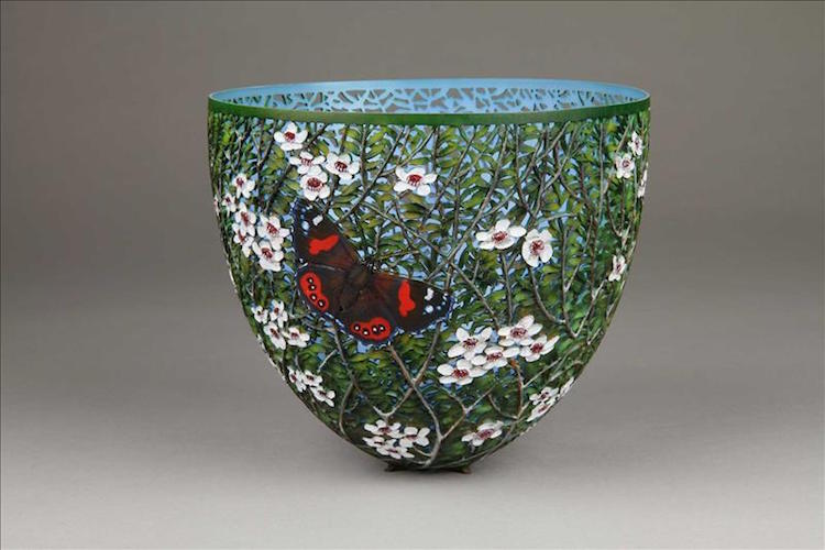 Superb Wood Vases Carved With Intricate Wildlife Landscapes By Gordon Pembridge 10