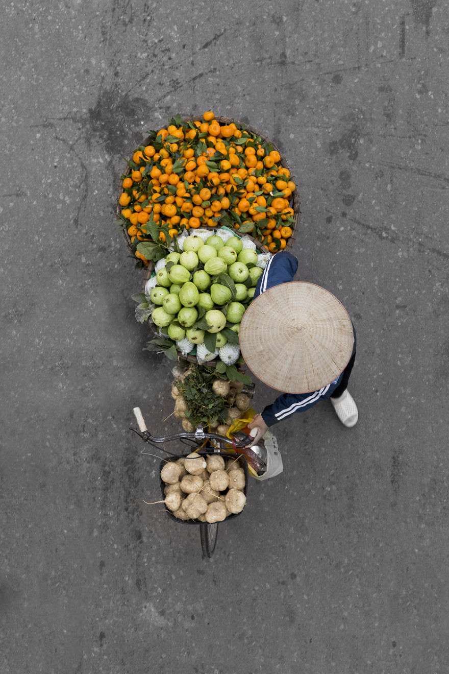 Merchants In Motion Wonderful Photography Series On Vietnams Street Vendors By Loes Heerink 11