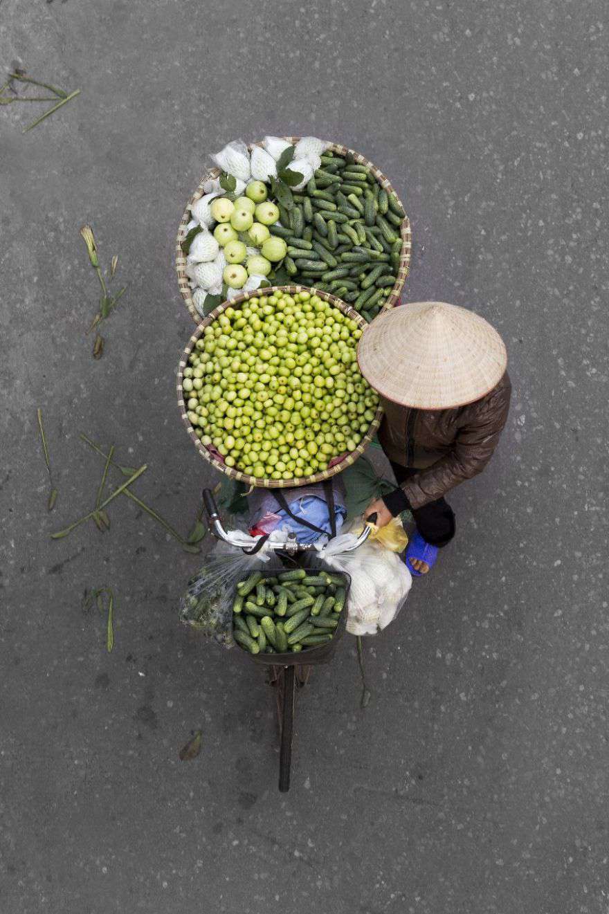 Merchants In Motion Wonderful Photography Series On Vietnams Street Vendors By Loes Heerink 12