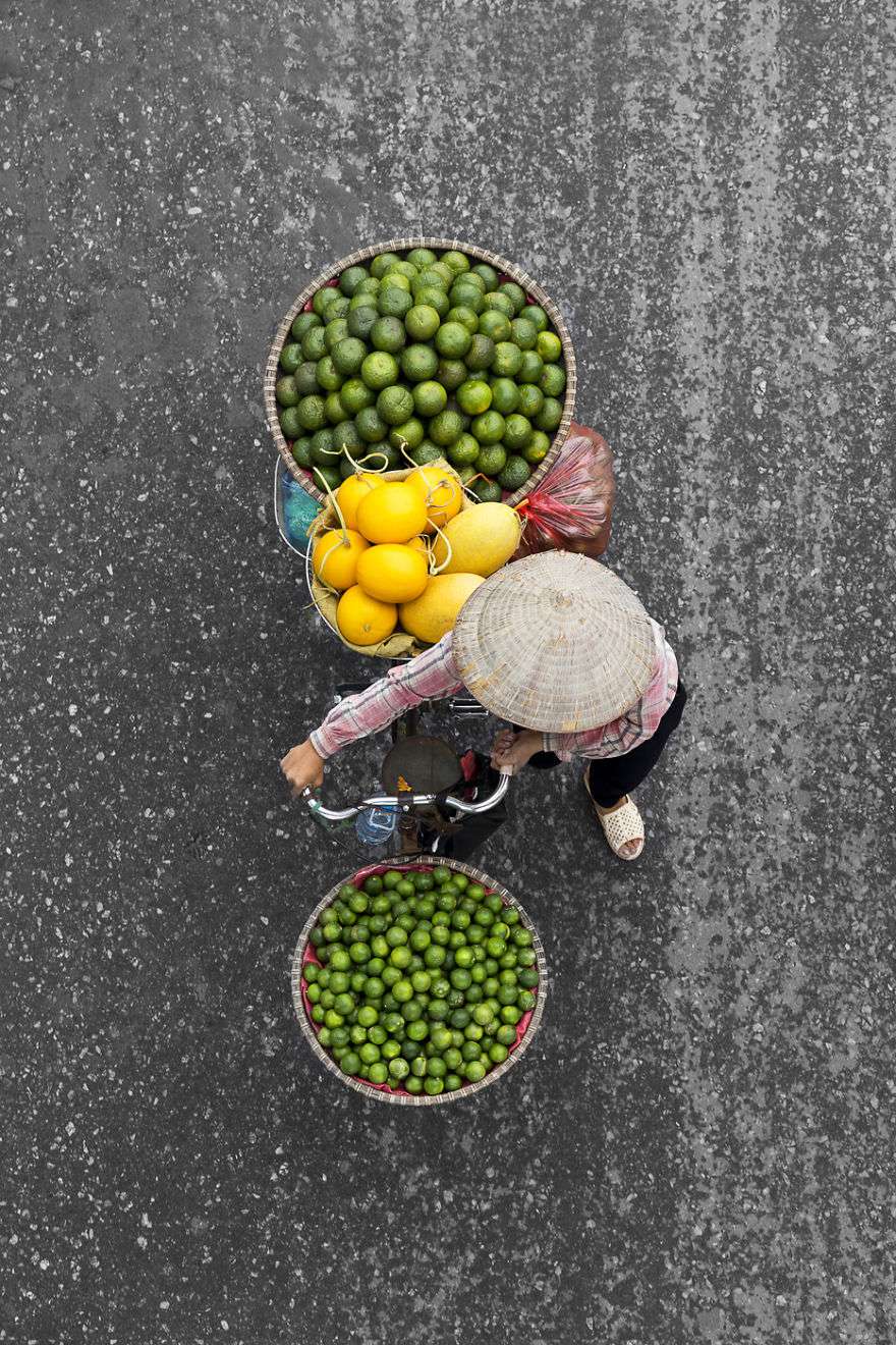 Merchants In Motion Wonderful Photography Series On Vietnams Street Vendors By Loes Heerink 6