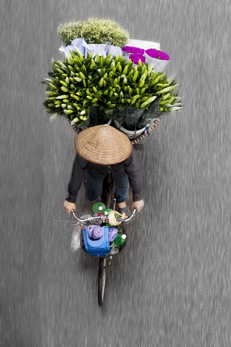 Merchants In Motion Wonderful Photography Series On Vietnams Street Vendors By Loes Heerink 7