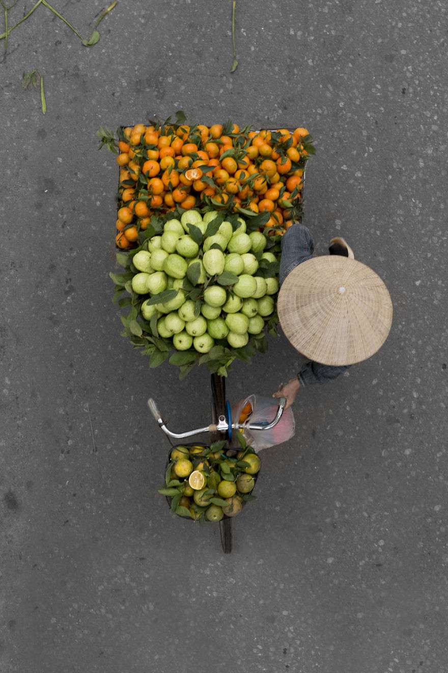 Merchants In Motion Wonderful Photography Series On Vietnams Street Vendors By Loes Heerink 8