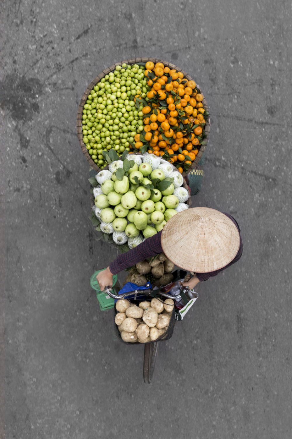 Merchants in Motion: wonderful photography series on Vietnam’s street vendors by Loes Heerink