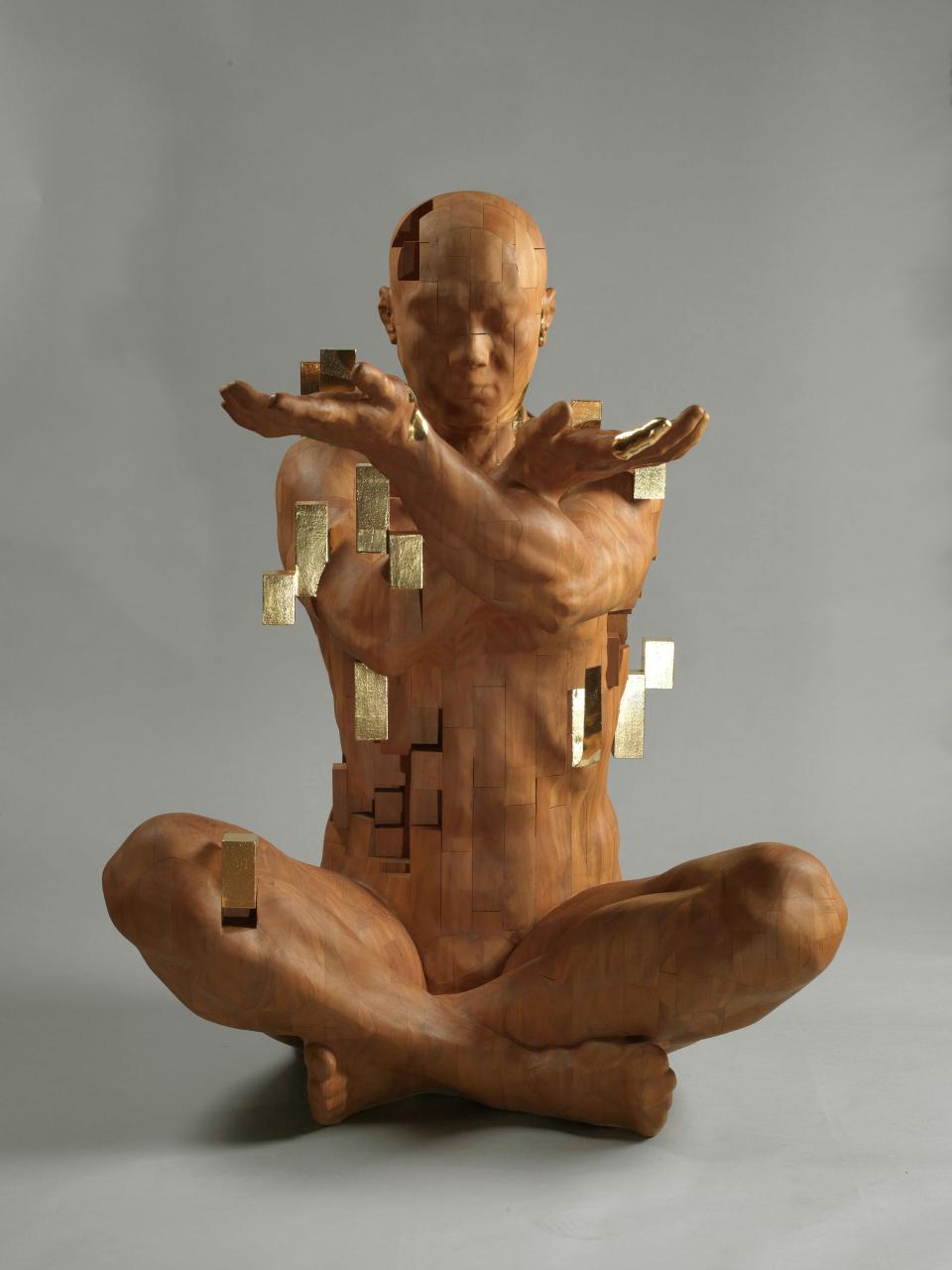 Splendid Wood Sculptures Of Pixelated Figures By Hsu Tung Han 10