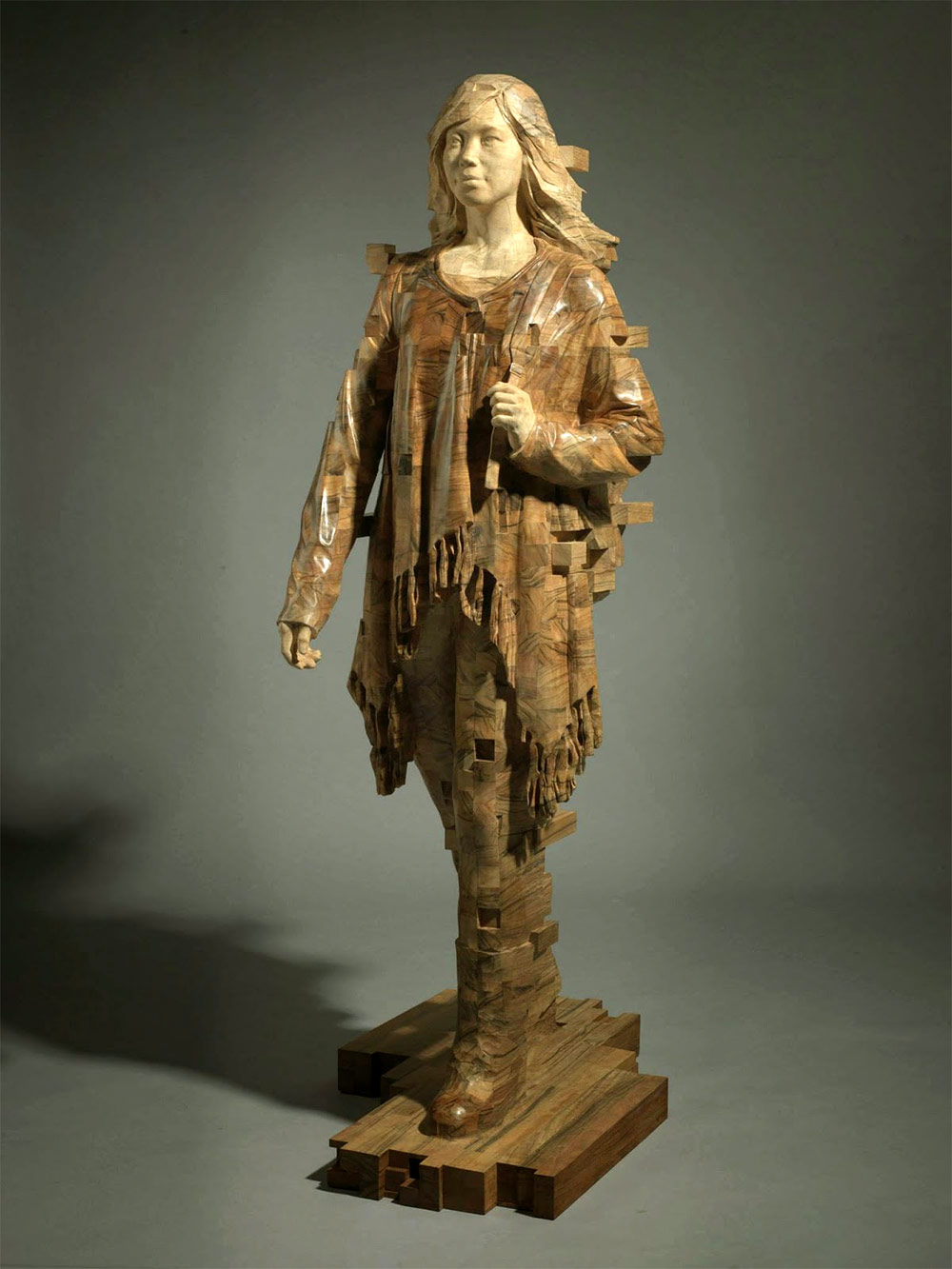 Splendid Wood Sculptures Of Pixelated Figures By Hsu Tung Han 14