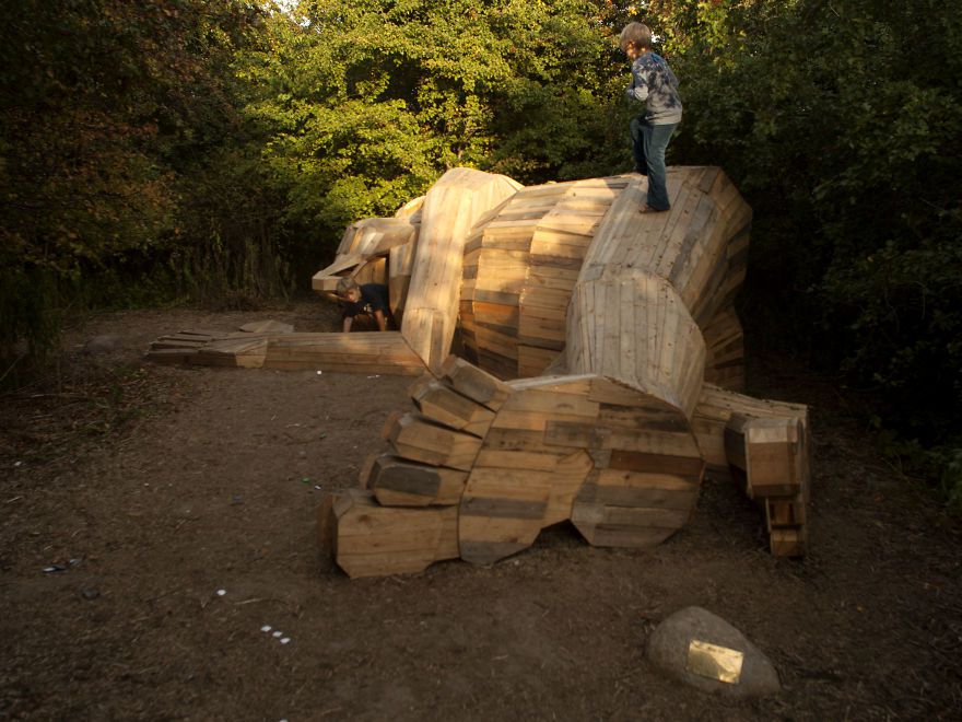 Giant Recycled Wood Sculptures Hidden In Copenhagens Green Spaces By Thomas Dambo 12