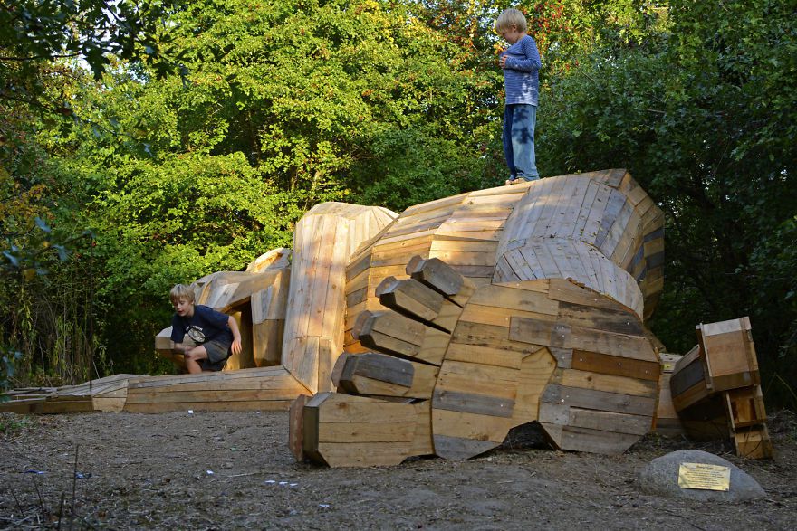 Giant Recycled Wood Sculptures Hidden In Copenhagens Green Spaces By Thomas Dambo 14