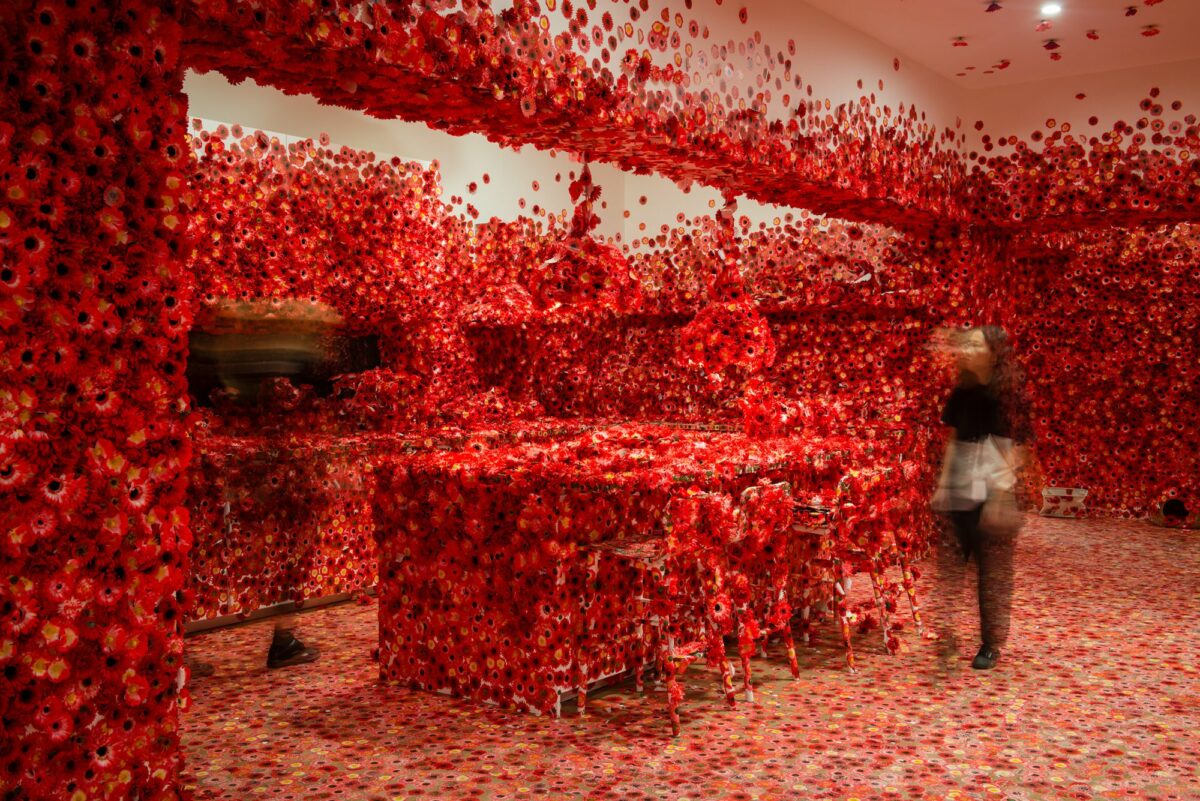 Flower Obsession: a marvelous installation by Yayoi Kusama