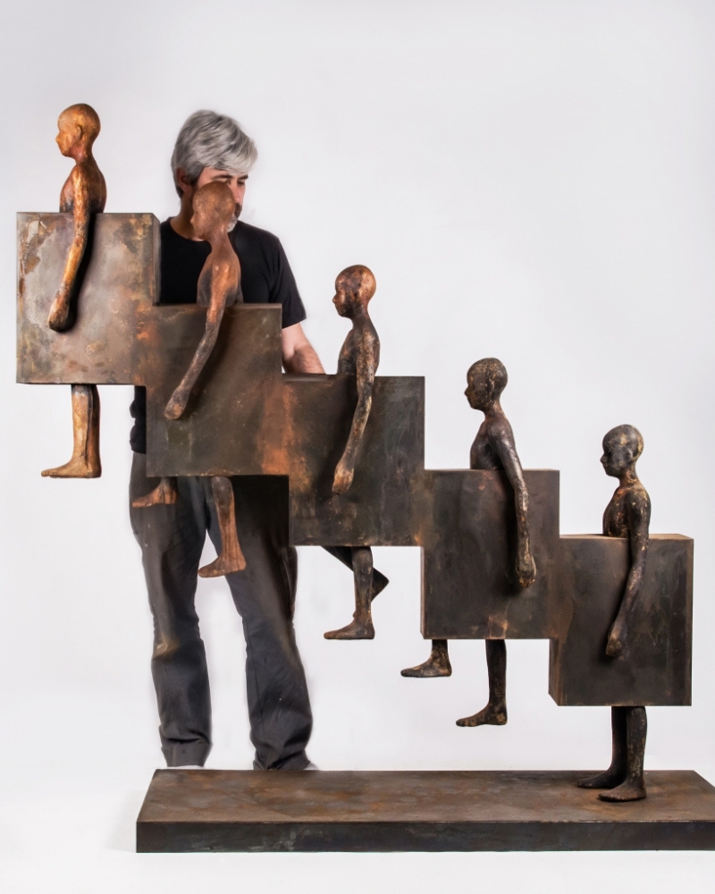 Thoughtful Surrealist Bronze Sculptures By Jesús Curiá (18)