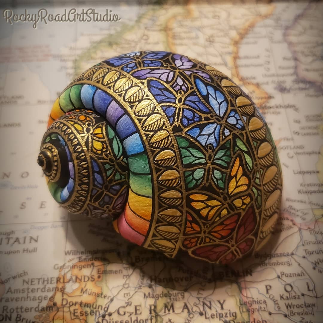 Snail Shells Decorated With Gorgeous Patterns By Lisa Orlans 1