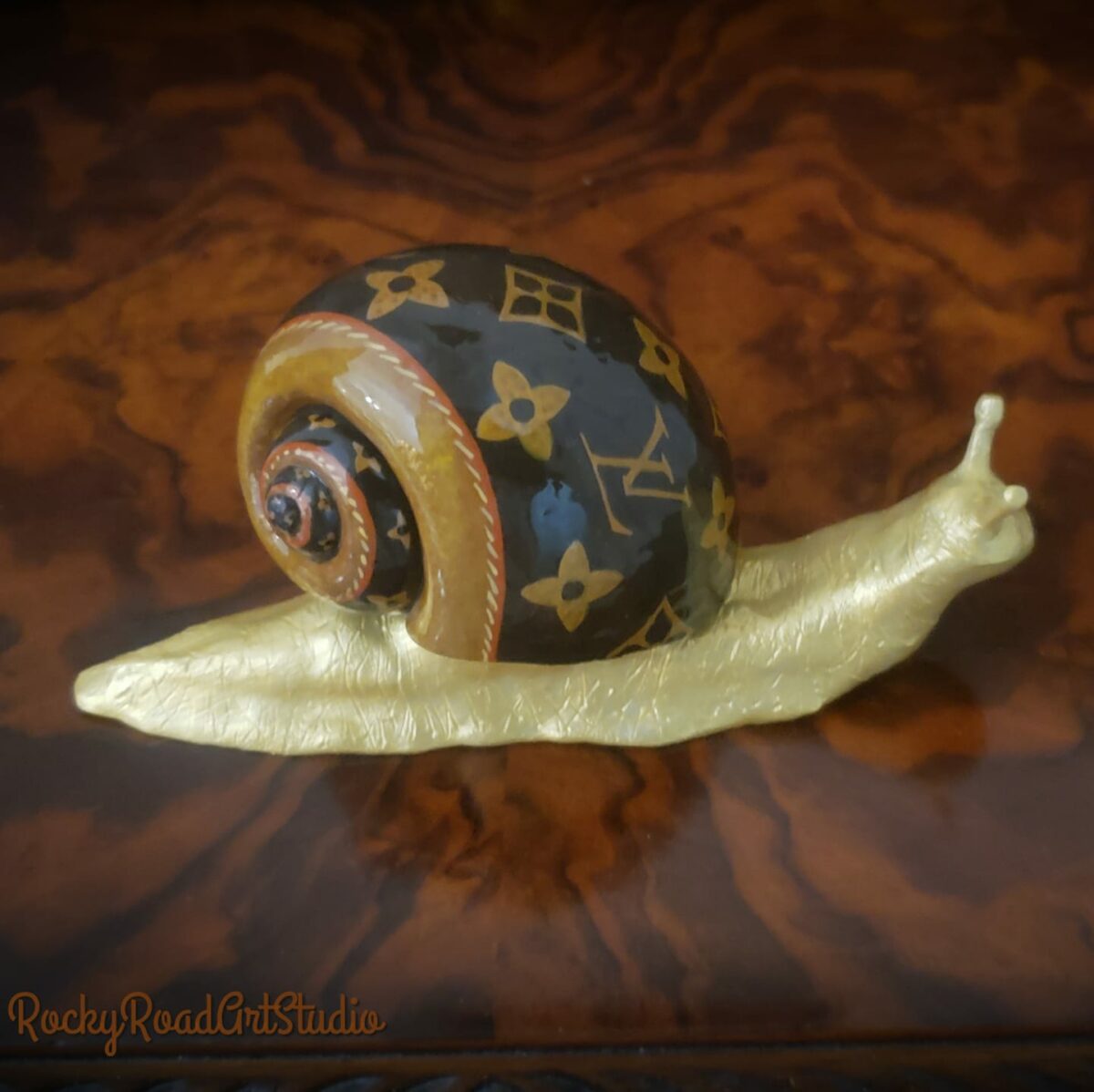 Snail Shells Decorated With Gorgeous Patterns By Lisa Orlans 11