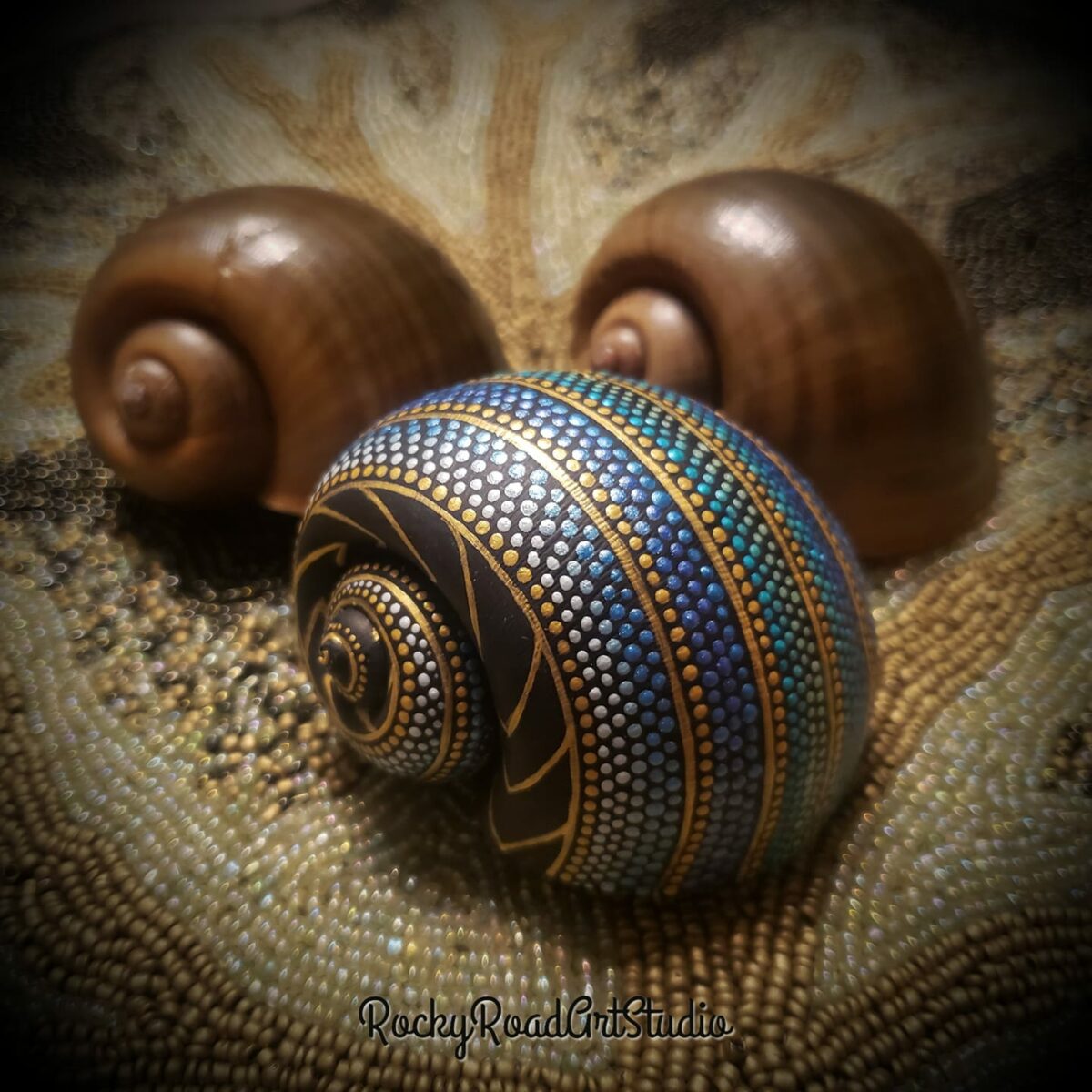 Snail Shells Decorated With Gorgeous Patterns By Lisa Orlans 15