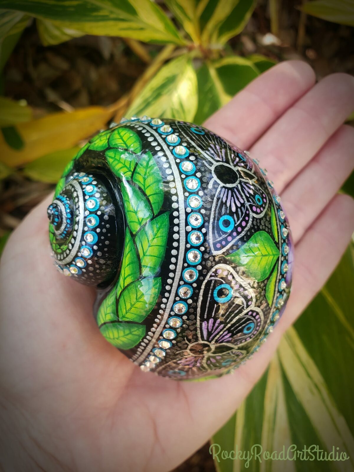 Snail Shells Decorated With Gorgeous Patterns By Lisa Orlans 4