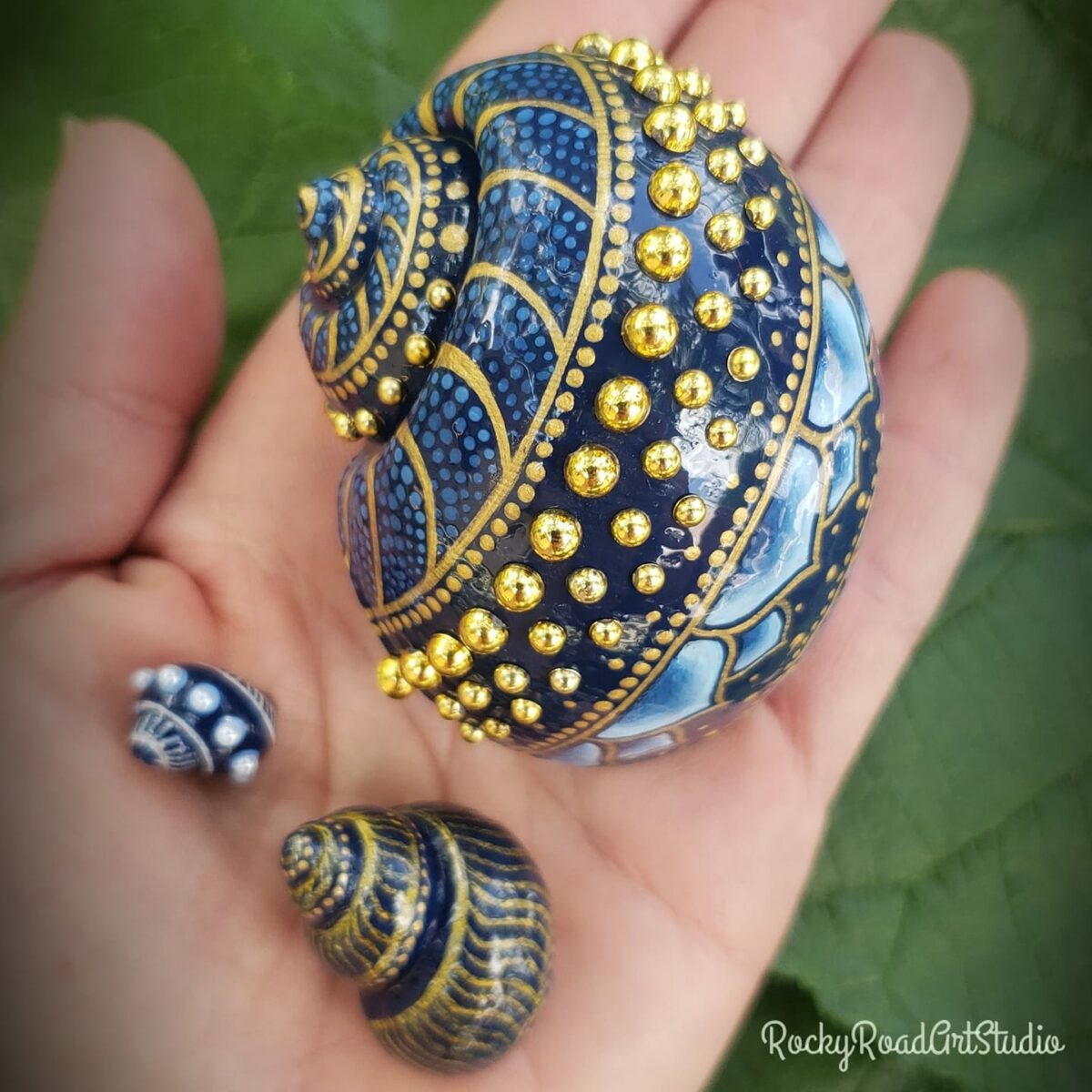 Snail Shells Decorated With Gorgeous Patterns By Lisa Orlans 5