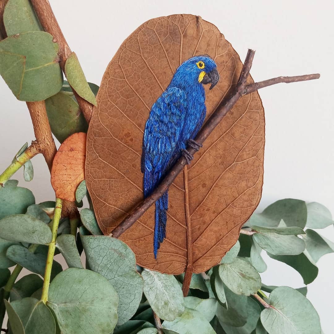 Gorgeous Figures Embroidered On Leaves By Laura Dalla Vecchia 1