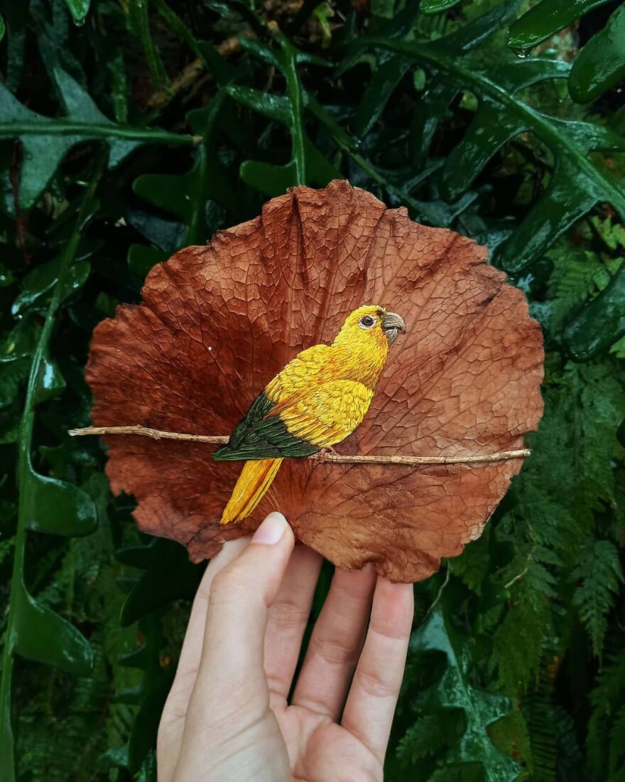 Gorgeous Figures Embroidered On Leaves By Laura Dalla Vecchia 18