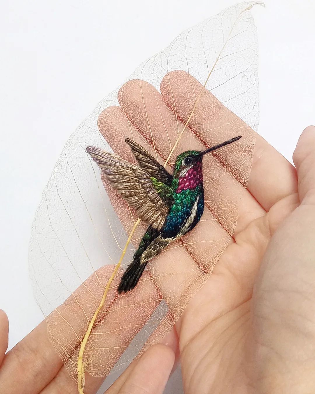 Gorgeous Figures Embroidered On Leaves By Laura Dalla Vecchia 21