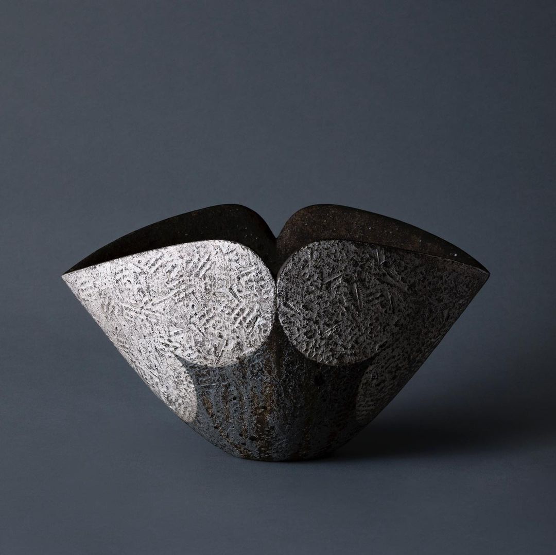Elegant Sculptural Ceramic Vases By Daisuke Iguchi 10