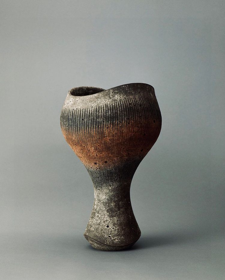 Elegant Sculptural Ceramic Vases By Daisuke Iguchi 11