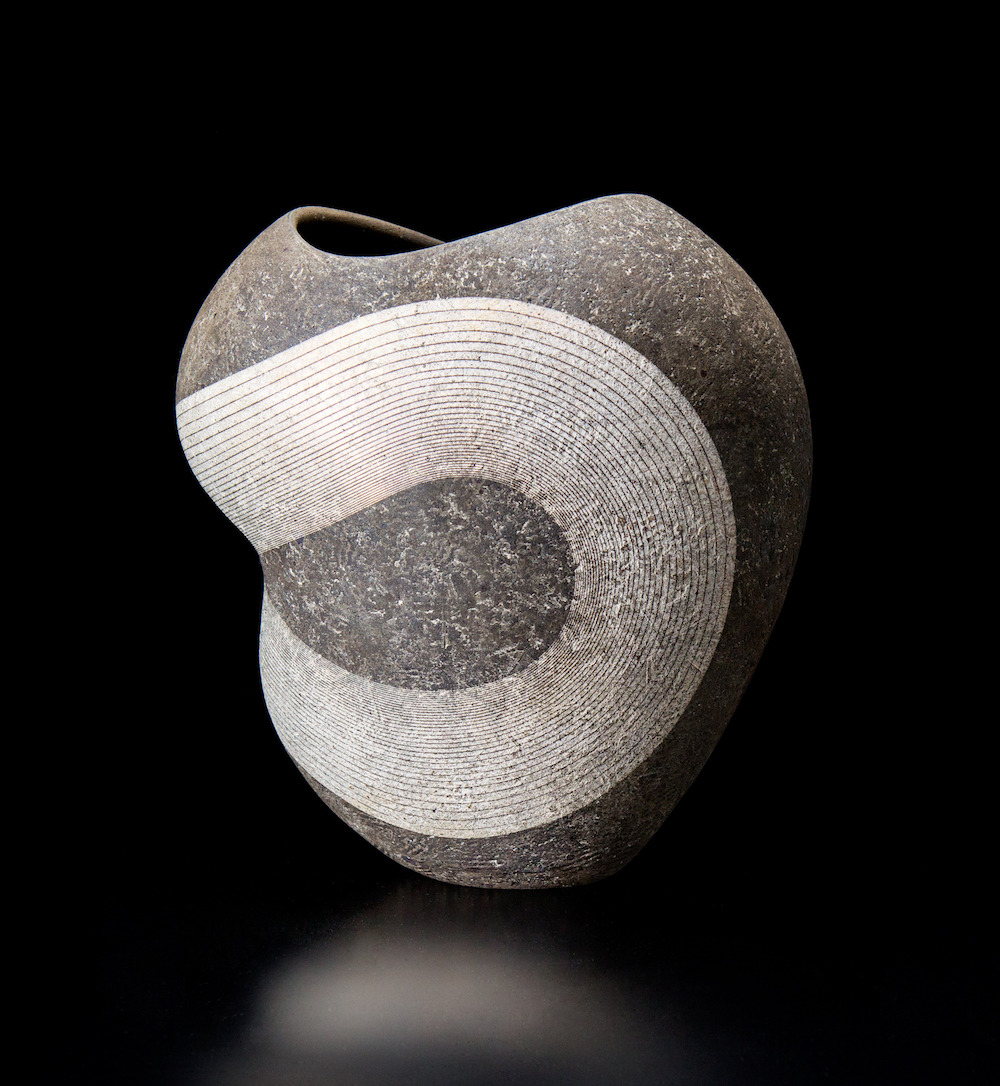 Elegant Sculptural Ceramic Vases By Daisuke Iguchi 4