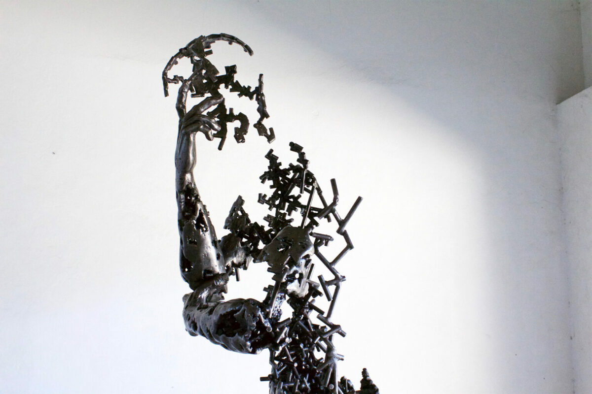 Fragmented Figures Awesome Steel Sculptures By Regardt Van Der Meulen (14)