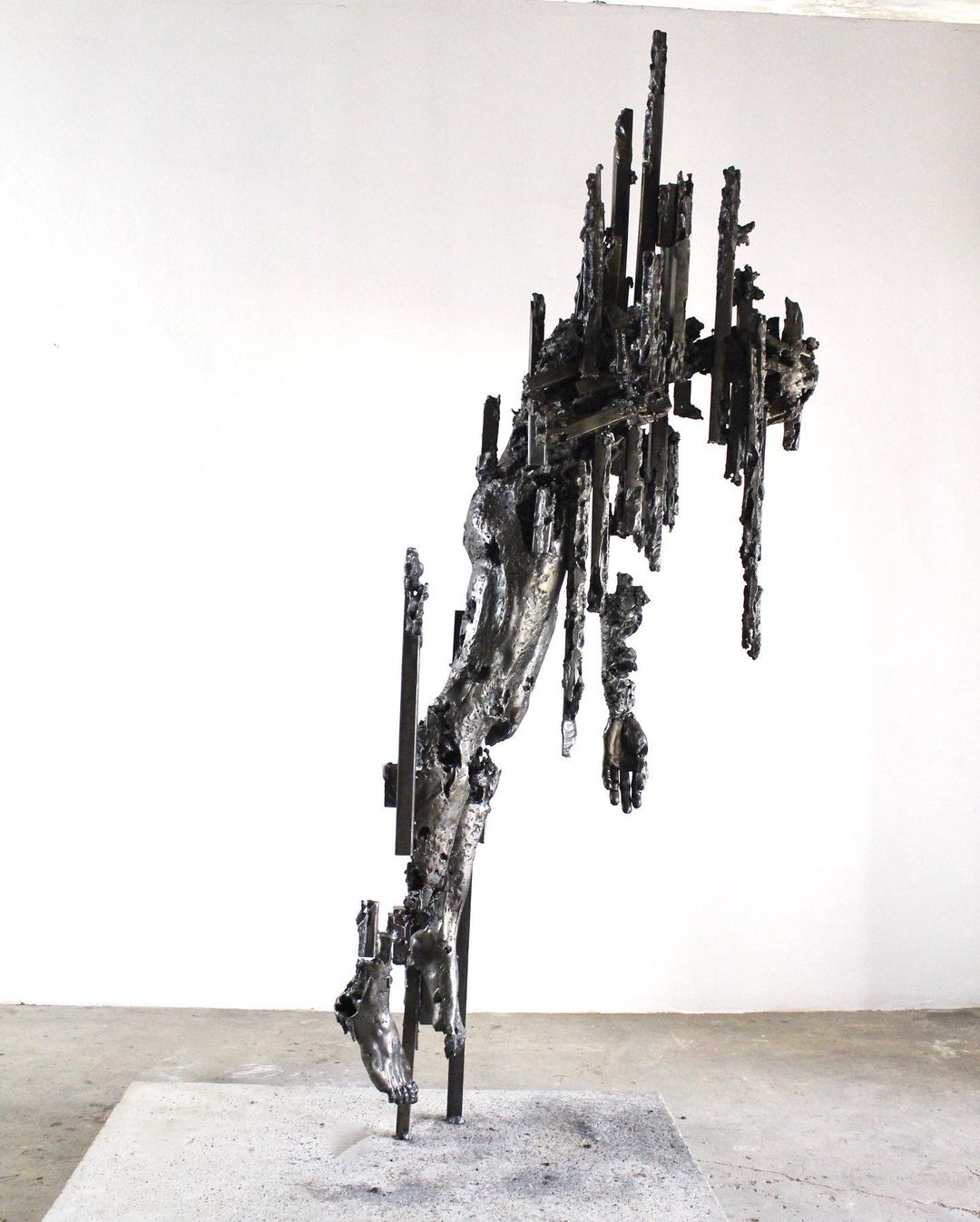 Fragmented Figures Awesome Steel Sculptures By Regardt Van Der Meulen (2)