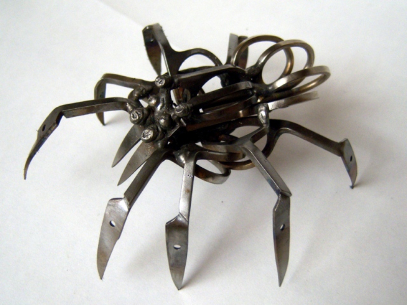 Scissors Confiscated By The Tsa Transformed Into Amazing Spider Sculptures By Christopher Locke (5)