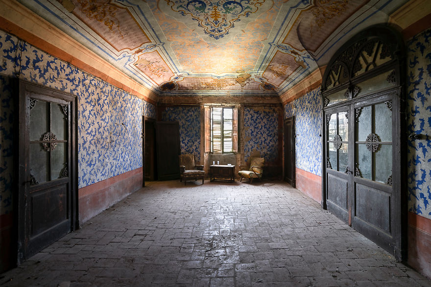 Pictures Of Breathtaking Paintings And Frescoes In Abandoned Places In Italy By Roman Robroek (10)