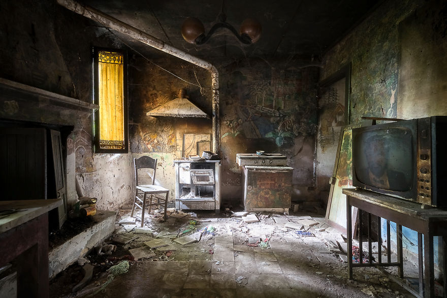 Pictures Of Breathtaking Paintings And Frescoes In Abandoned Places In Italy By Roman Robroek (11)