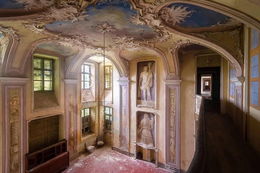 Pictures Of Breathtaking Paintings And Frescoes In Abandoned Places In Italy By Roman Robroek (12)