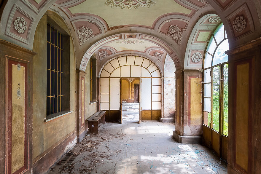 Pictures Of Breathtaking Paintings And Frescoes In Abandoned Places In Italy By Roman Robroek (14)