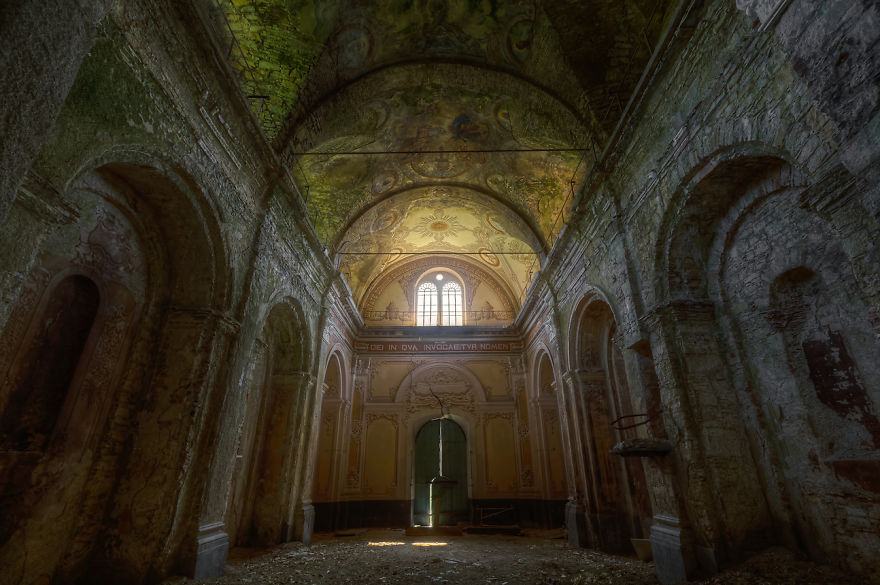 Pictures Of Breathtaking Paintings And Frescoes In Abandoned Places In Italy By Roman Robroek (15)