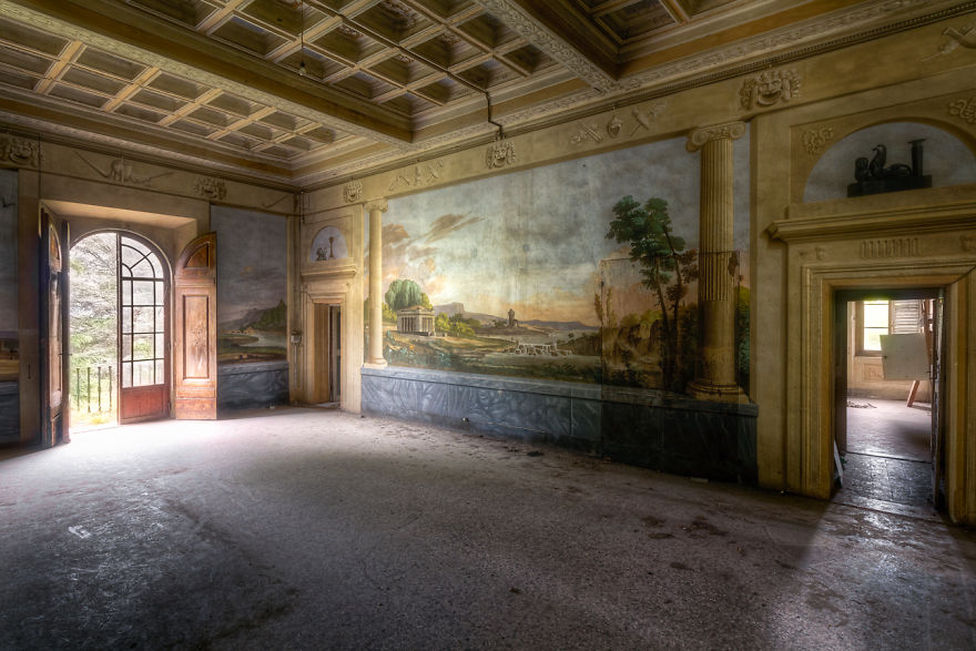 Pictures Of Breathtaking Paintings And Frescoes In Abandoned Places In Italy By Roman Robroek (16)