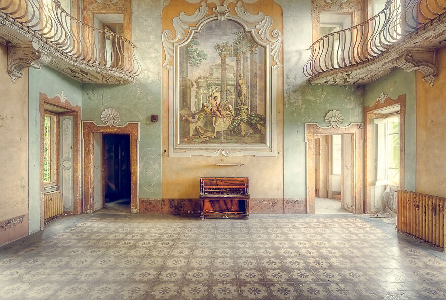 Pictures Of Breathtaking Paintings And Frescoes In Abandoned Places In Italy By Roman Robroek (17)